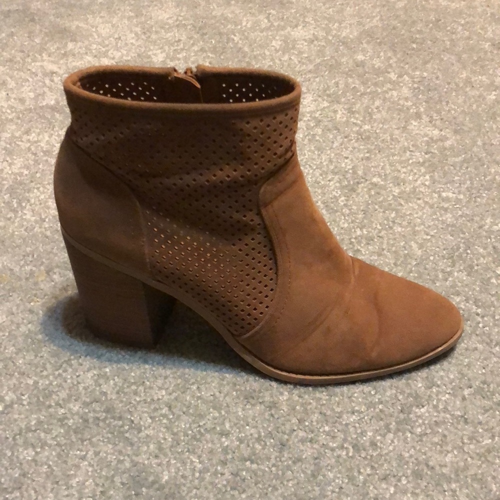 Size 11, Universal Threads, Tan Booties